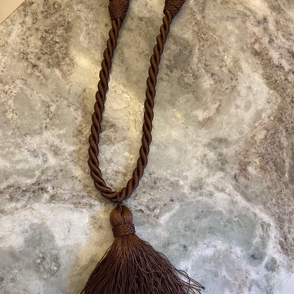 Tiebacks elegant homes - Picture 2 of 3